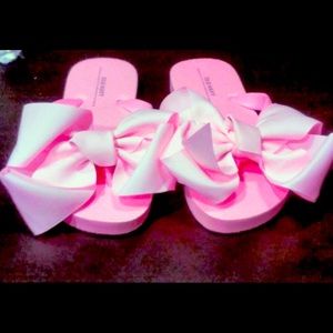 Any size any colors I have custom great quality flip flops with beautiful bows